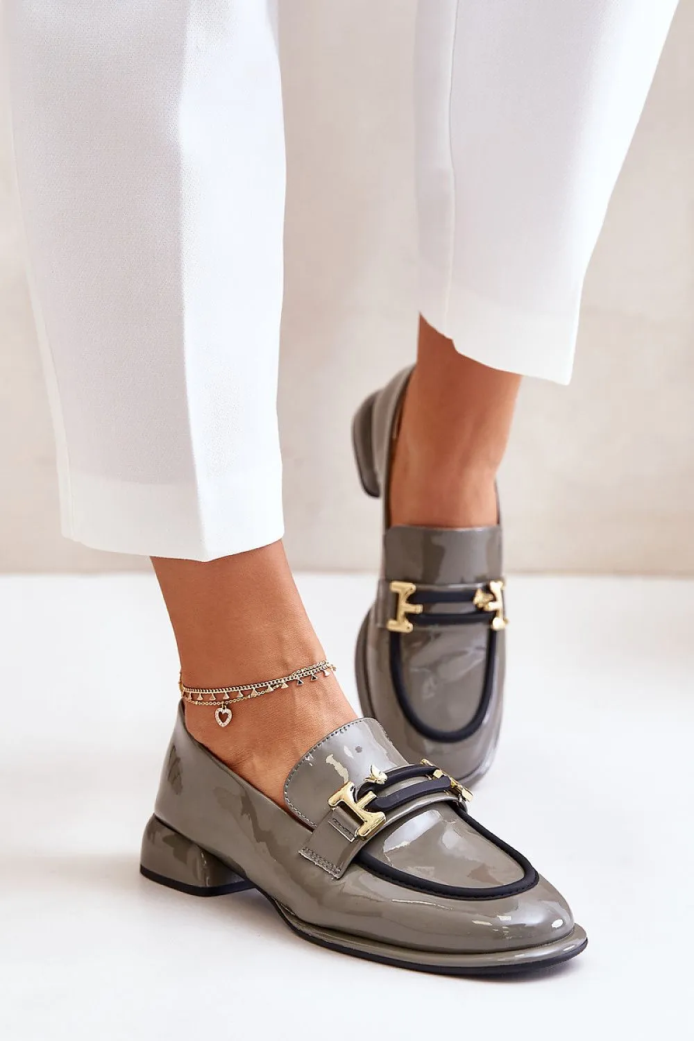Block heeled natural leather low shoes