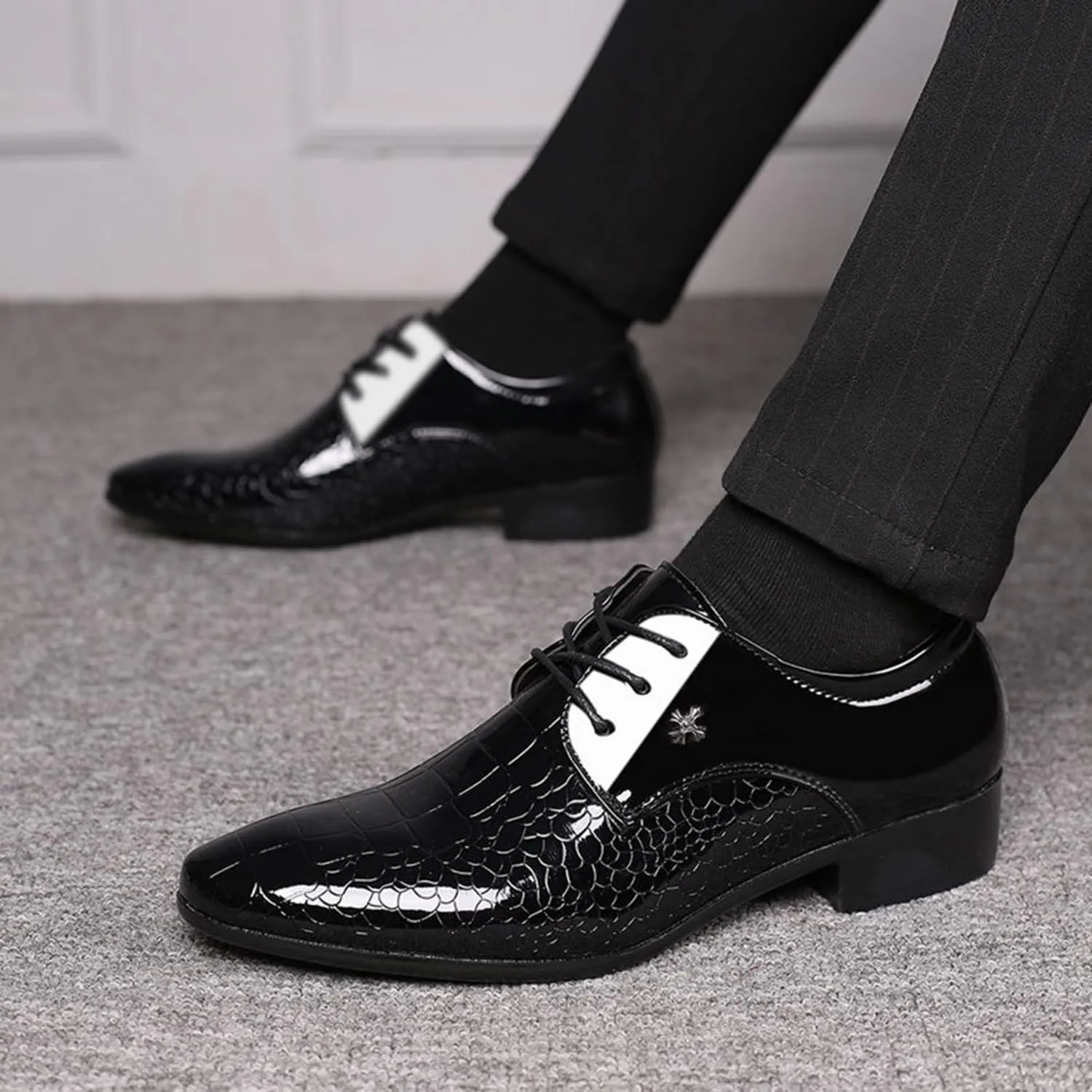 Mens Fashion Black Patent Leather Shoes Lace Up Derbys Formal Business Shoes Pointed Toe Shiny Flat Dress Shoes