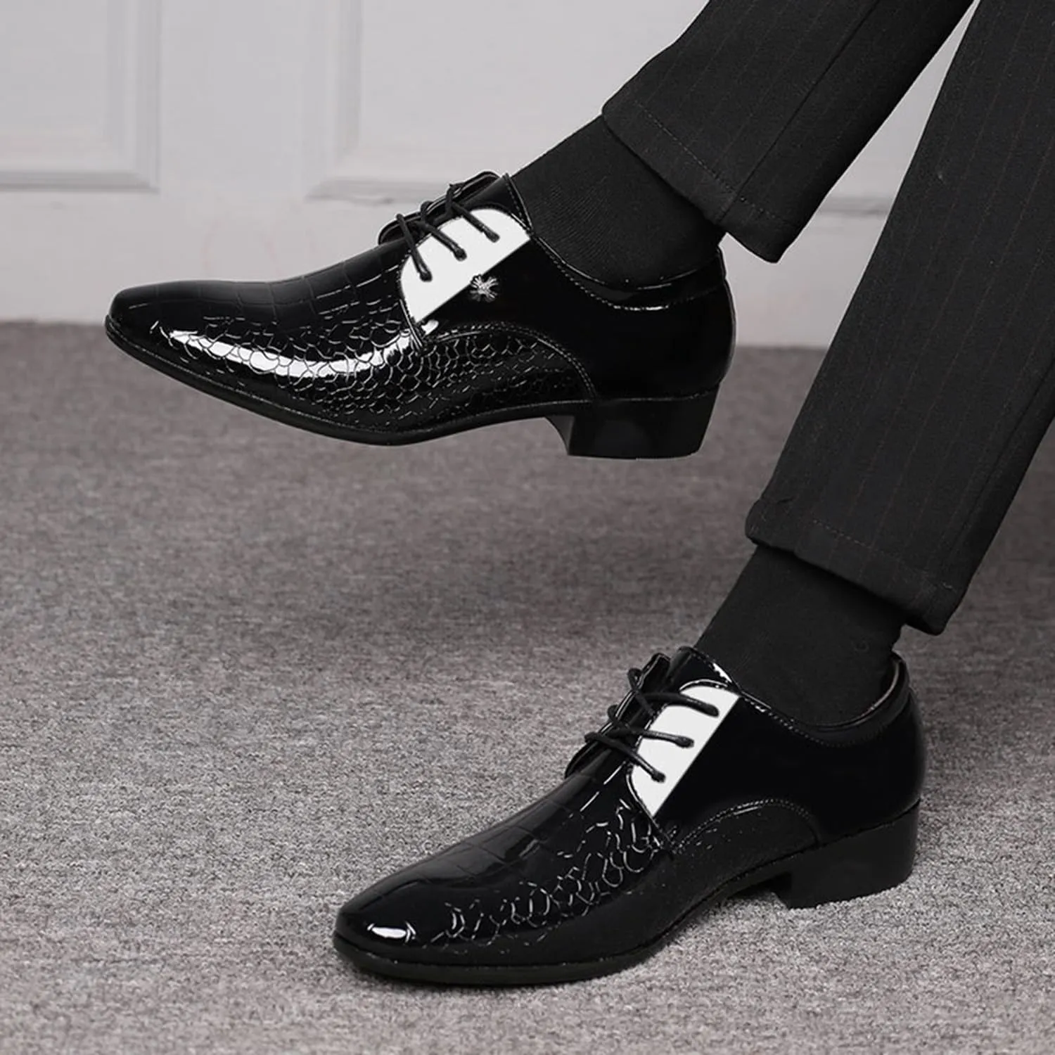 Mens Fashion Black Patent Leather Shoes Lace Up Derbys Formal Business Shoes Pointed Toe Shiny Flat Dress Shoes