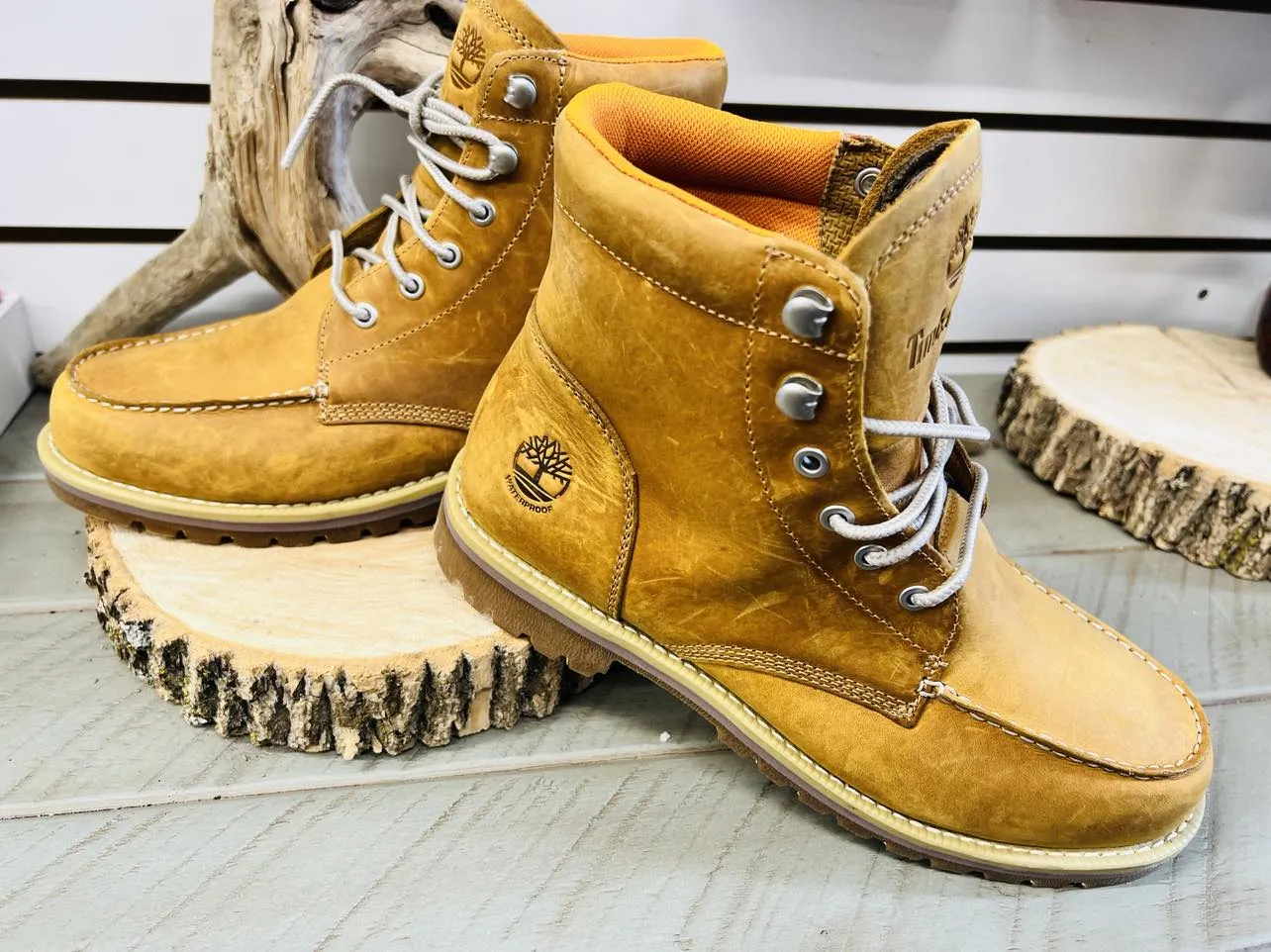 NEW MEN'S REDWOOD FALLS WATERPROOF MOC-TOE BOOTS BY TIMBERLAND, SZ 8! NOTE: Scuffs on boots from transport without box, Leather/boot cleaner should remove the scuffs!