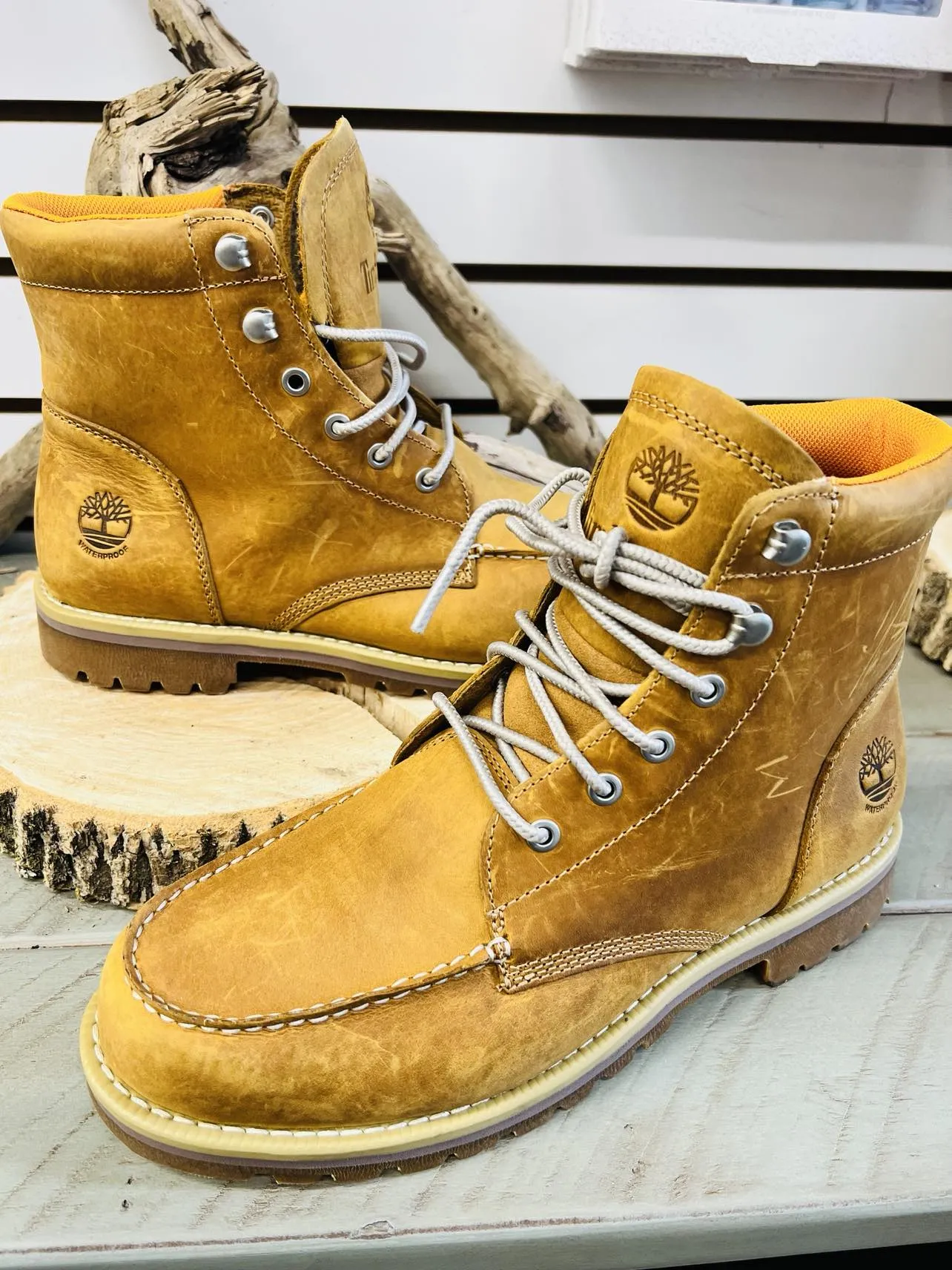 NEW MEN'S REDWOOD FALLS WATERPROOF MOC-TOE BOOTS BY TIMBERLAND, SZ 8! NOTE: Scuffs on boots from transport without box, Leather/boot cleaner should remove the scuffs!