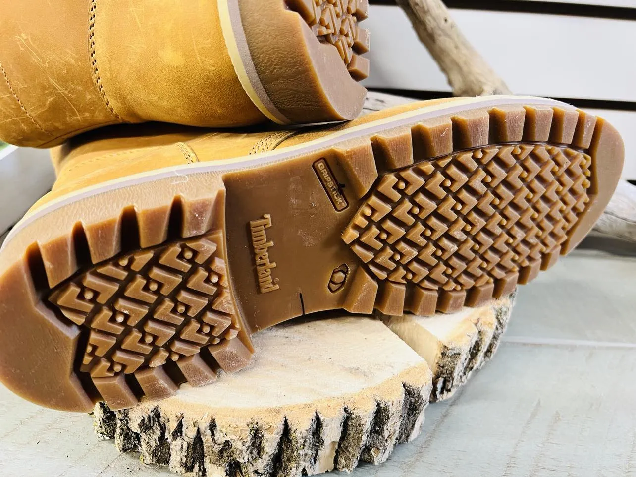 NEW MEN'S REDWOOD FALLS WATERPROOF MOC-TOE BOOTS BY TIMBERLAND, SZ 8! NOTE: Scuffs on boots from transport without box, Leather/boot cleaner should remove the scuffs!